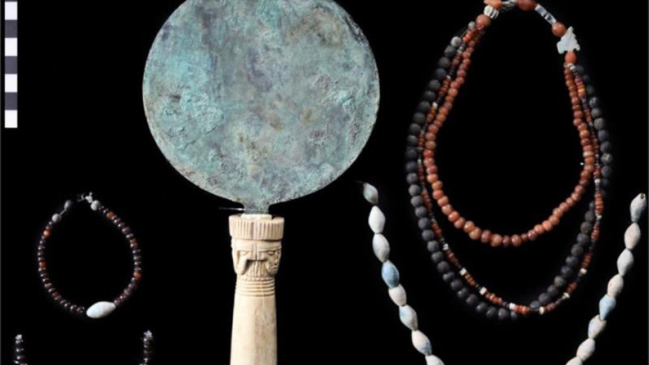 Misirdə Orta Krallıq dövrünə aid türbə və 4 min il yaşı olan artefaktlar tapılıb