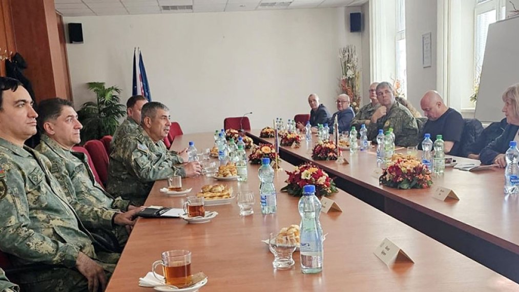 Azərbaycan müdafiə naziri Slovakiyada hərbi institutu ziyarət edib