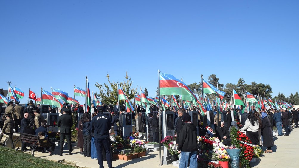 ZƏFƏR GÜNÜ  QƏHRƏMAN ŞƏHİDLƏRİMİZİ MİNNƏTDARLIQLA ANIRIQ      -    FOTOREPORTAJ