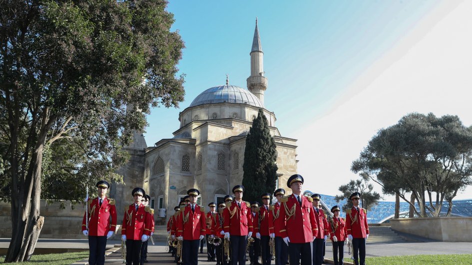 Zəfər Günündə hərbi orkestrlərin müşayiəti ilə yürüşlər keçirilib  YENİLƏNİB 2
