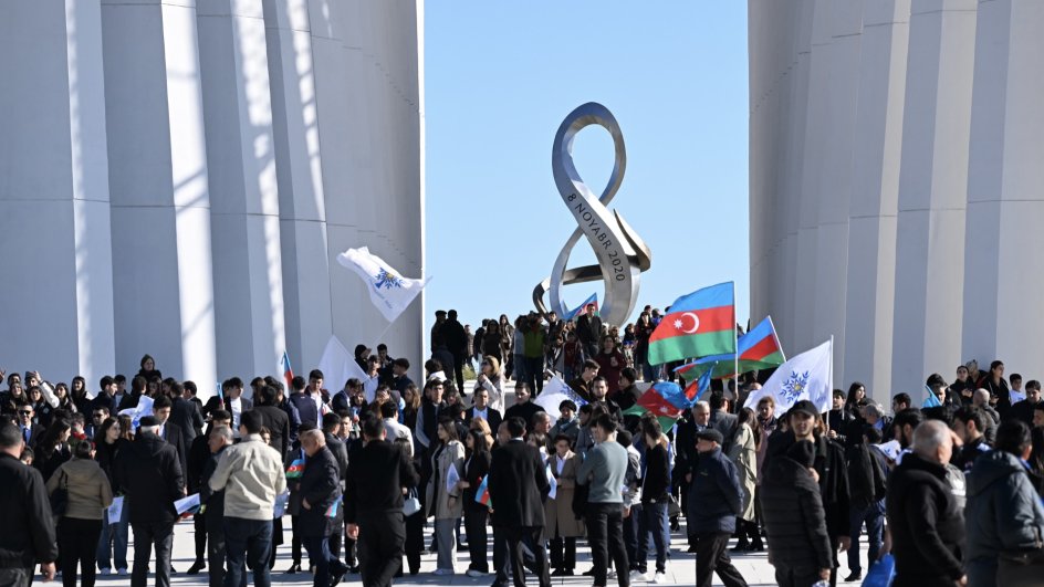 Vətəndaşlar Zəfər parkını ziyarət ediblər YENİLƏNİB