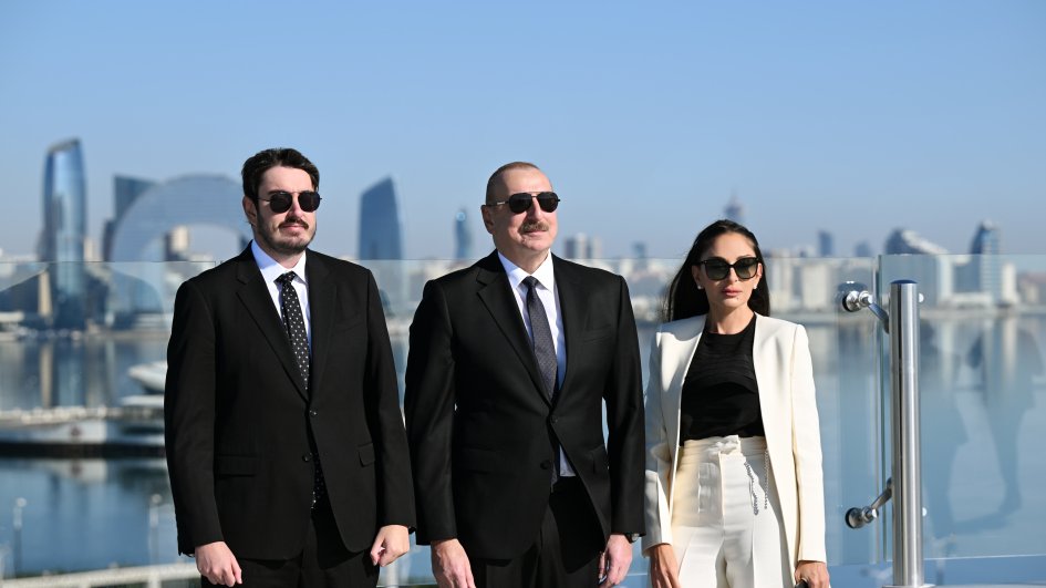 Prezident İlham Əliyev Bakıda Dövlət Bayrağı Meydanında olub, Azərbaycanın üçrəngli Bayrağını ucaldıb  YENİLƏNİB F0TO