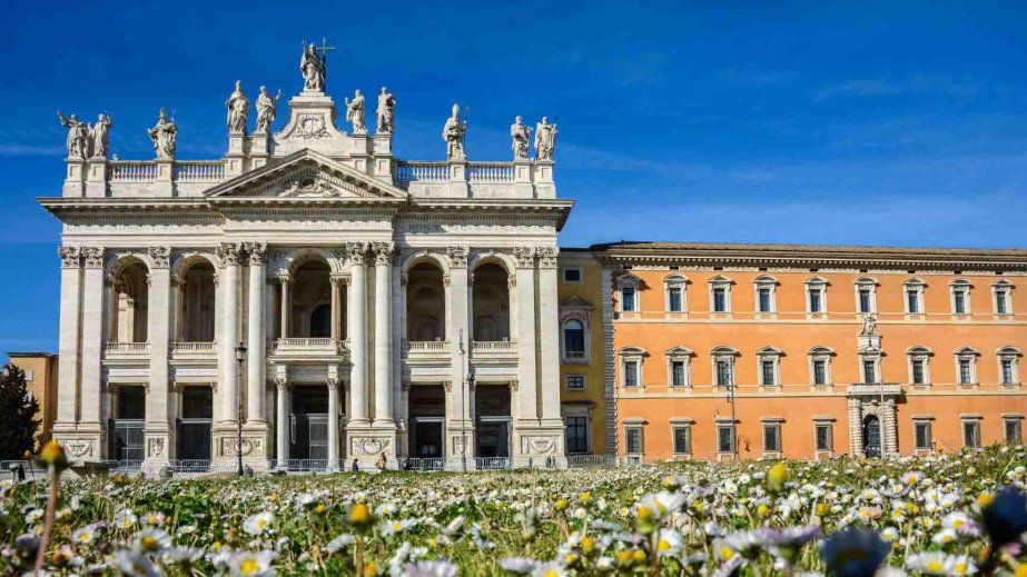 Romanın Müqəddəs İoann Lateran bazilikası 1700 illik yubileyini qeyd edir