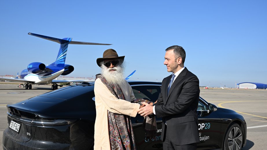 Məşhur hindistanlı yoqin Sadhquru Azərbaycana səfərə gəlib