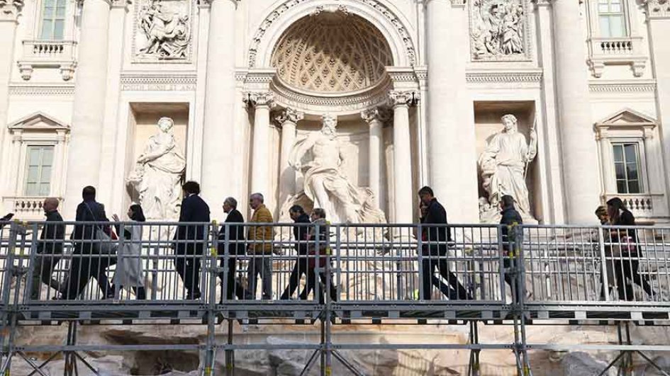 Romadakı Trevi fəvvarəsində turistlər üçün portativ körpü quraşdırılıb