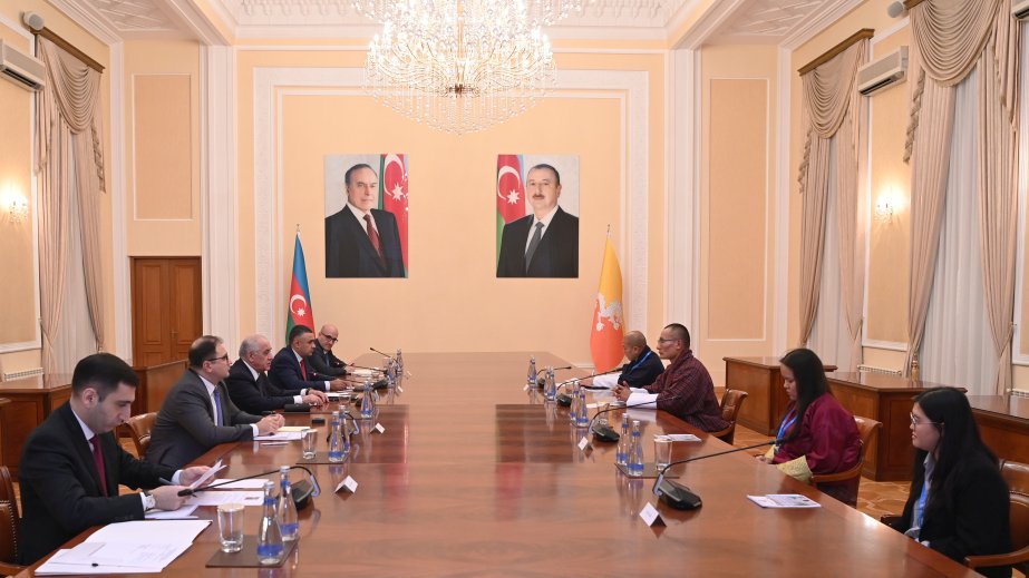 Baş nazir Əli Əsədov Butanın Baş naziri ilə görüşüb
