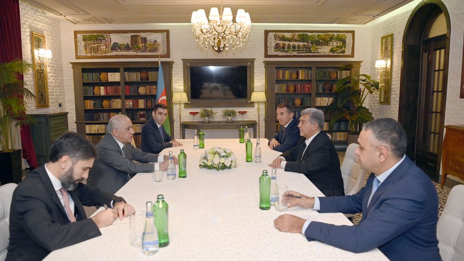 Baş nazir Əli Əsədov “Barselona”nın prezidenti ilə görüşüb