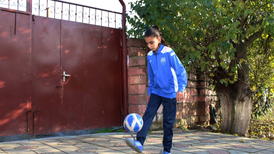 Peşəkar futbolda ilk addımlarını atan 12 yaşlı Zeynəbin atası: Gecələr gizlicə məşq etdiyini sonradan bildim FOTO