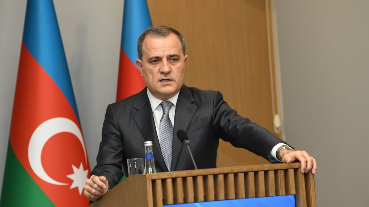 Ceyhun Bayramov özbəkistanlı həmkarı ilə regional məsələləri müzakirə etdi