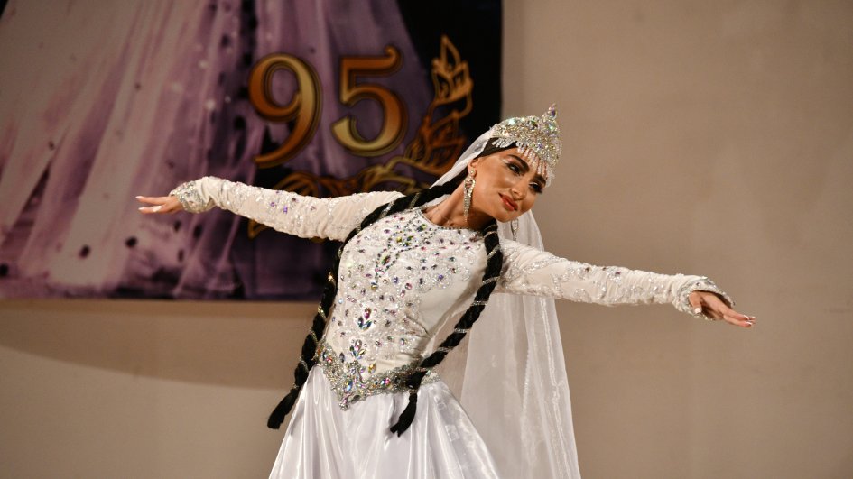 Gənc rəqqasə: Vaxtilə nənəmin quruluş verdiyi “Ağ çiçəyim” rəqsini yapon xanıma öyrətmişəm - MÜSAHİBƏ