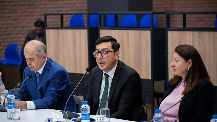 Fərid Qayıbov məşqçilik ixtisası üzrə ingilis dilində təhsil alan tələbələrlə görüşüb