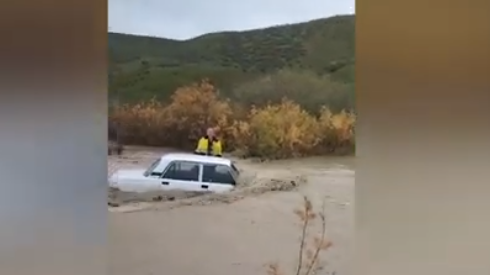 Şabranda sel gəldi - Maşın çayda batdı (VİDEO)
