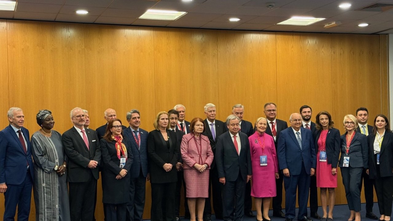 Nizami Gəncəvinin “Xəmsə”sindən seçilmiş əlyazmaların illustrasiyası olan xatirə qəpiyi Quterreşə təqdim edildi (FOTO)