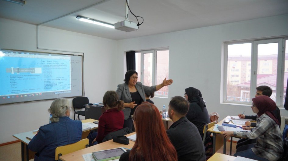 69 yaşlı türkiyəli qadın dil öyrənmək üçün Qazaxıstanda tələbə olub