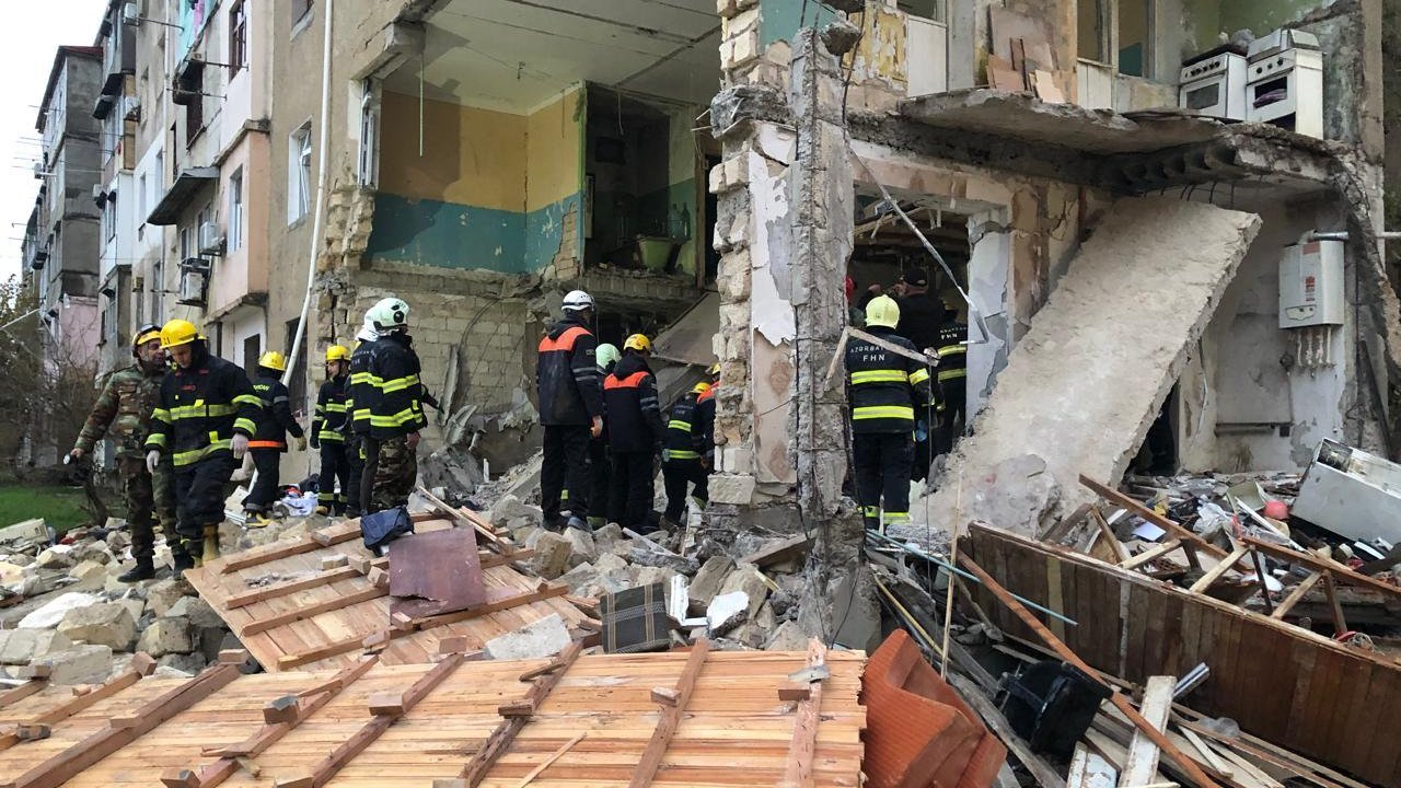 Sumqayıtda binada partlayış olub, 6 nəfər dağıntılar altından xilas edilib (ƏLAVƏ OLUNUB-5) (FOTO/VİDEO)