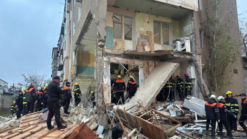 Novxanıda baş verən partlayışda dağıntılar altından iki nəfər sağ çıxarılıb