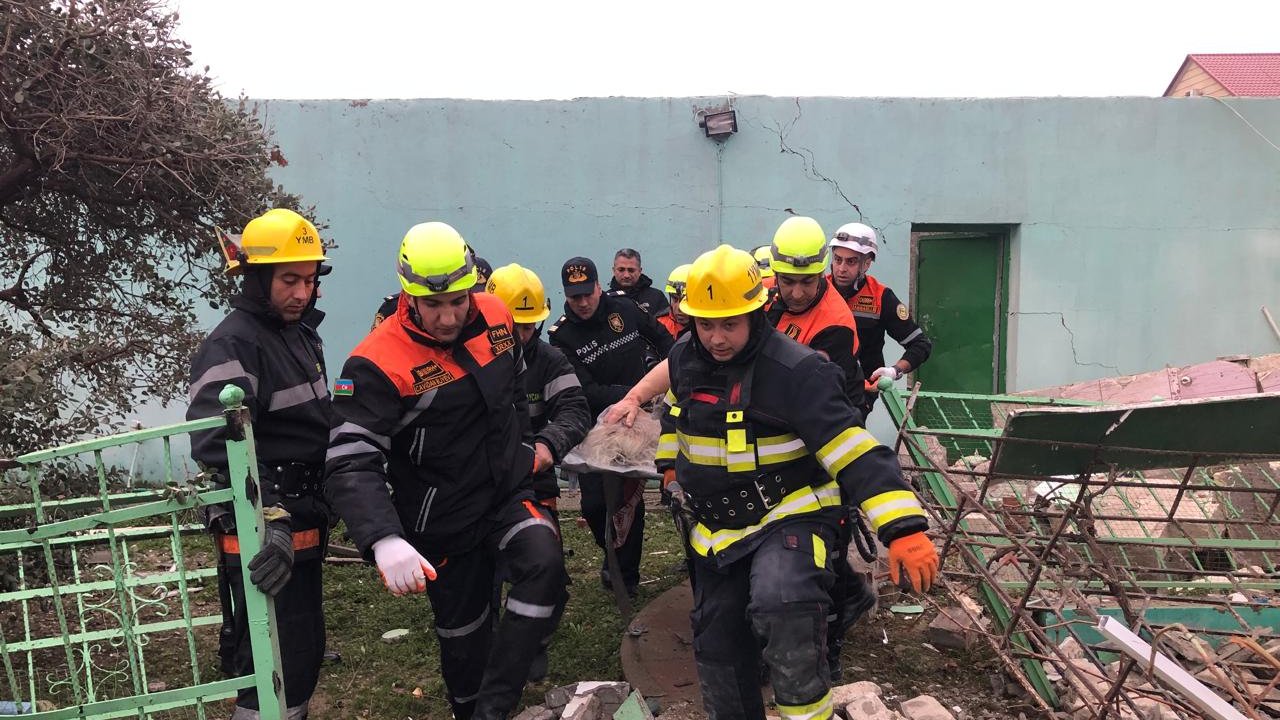 Novxanıda fərdi yaşayış evində partlayış: 2 nəfər xilas edilib (ƏLAVƏ OLUNUB-3) (FOTO)