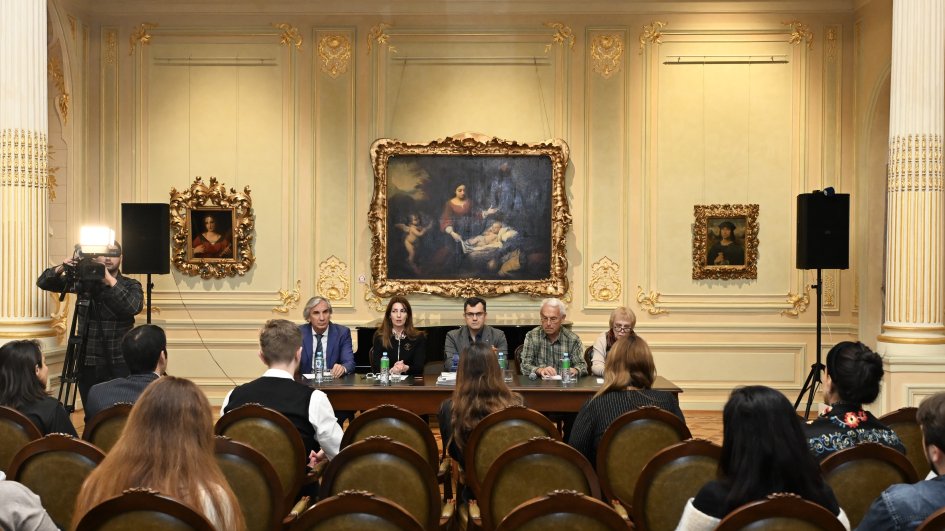 Bakıda “De Bur Sarayının kaminləri” layihəsinə həsr olunmuş mətbuat konfransı keçirilib