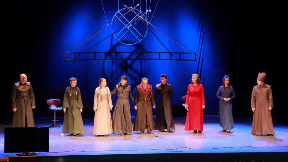 Şəki festivalında Qazaxıstan teatrı tamaşaçılara Bəxtiyar Vahabzadənin əsərini təqdim edib