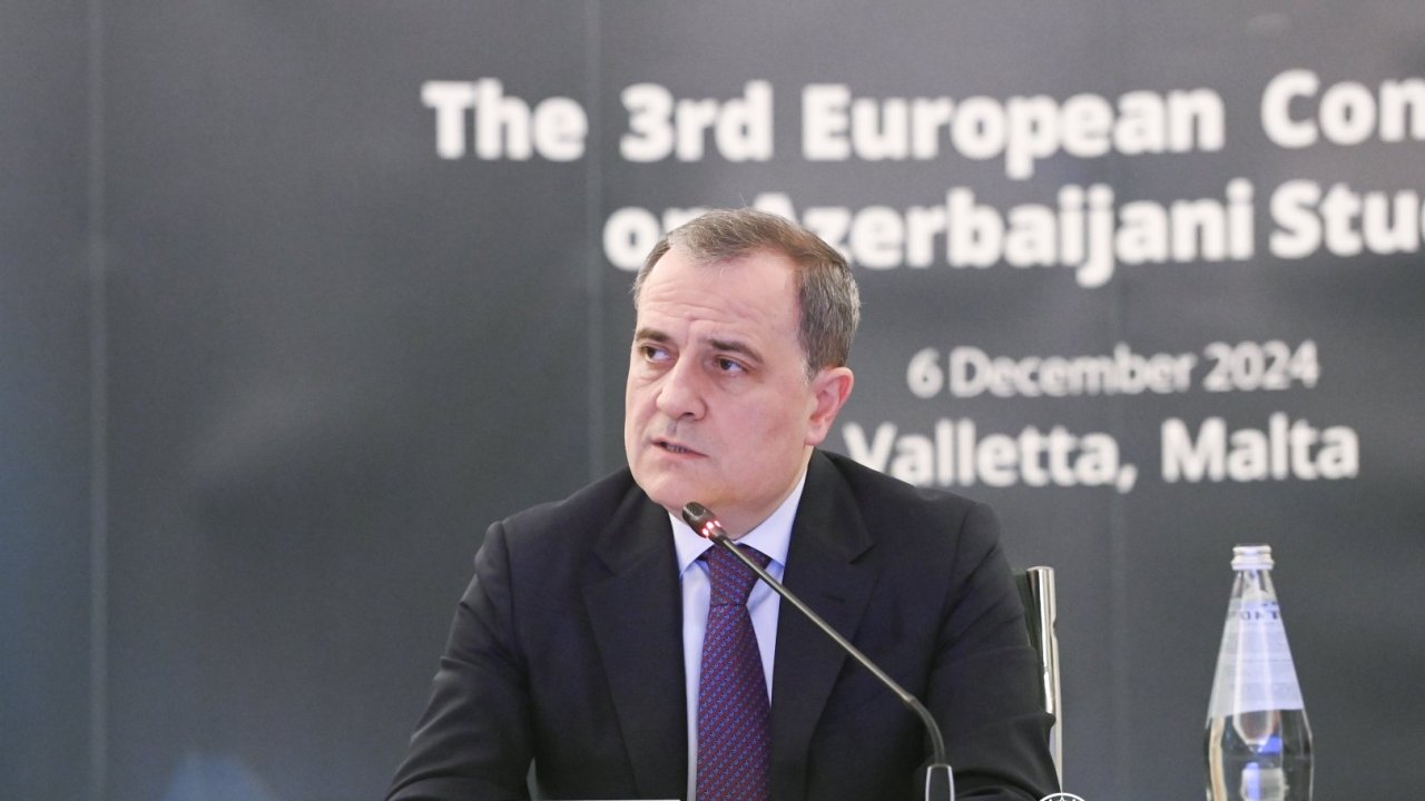 Ceyhun Bayramov III Avropa Konfransında Orta Dəhlizin inkişafı və Azərbaycan vasitəsilə keçən əmtəələrin həcminin artımından danışdı