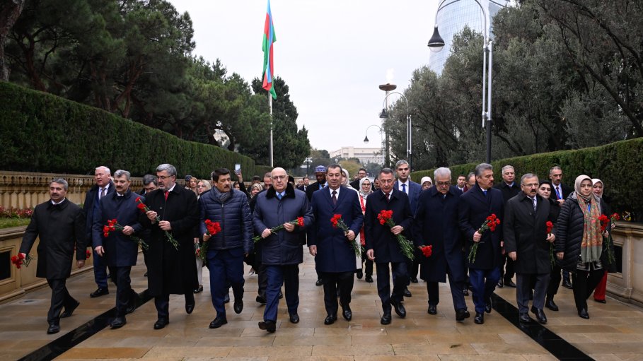 Beynəlxalq parlament konfransının iştirakçıları Şəhidlər xiyabanını və "Türk şəhidliyi”ni ziyarət ediblər