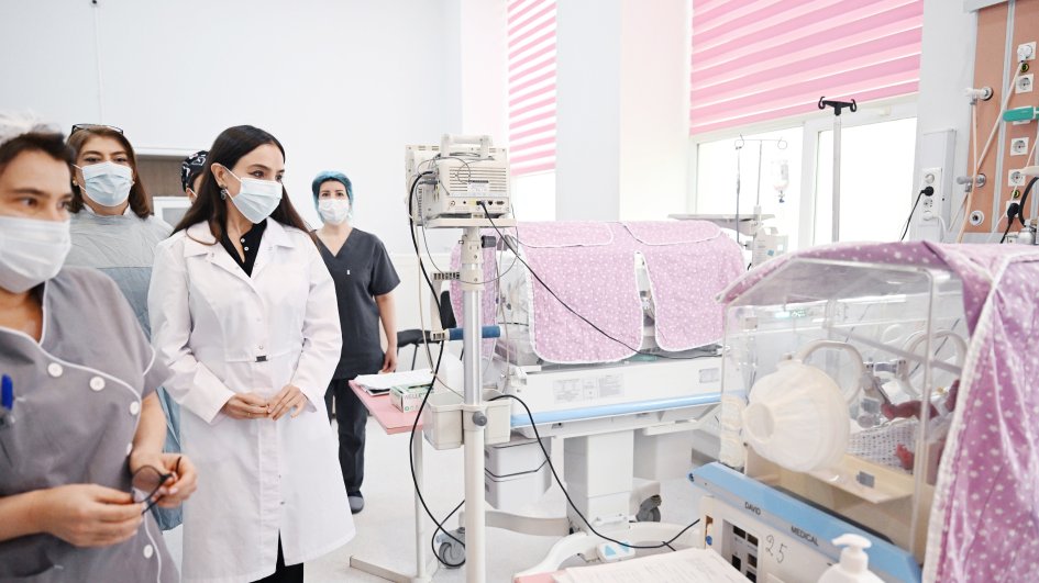 Heydər Əliyev Fondunun vitse-prezidenti Leyla Əliyeva K.Fərəcova adına Elmi Tədqiqat Pediatriya və Elmi Tədqiqat Mamalıq və Ginekologiya institutlarını ziyarət edib