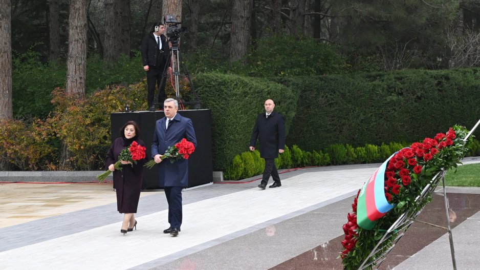 Dövlət və hökumət rəsmiləri Fəxri xiyabanda Ulu Öndər Heydər Əliyevin xatirəsini yad ediblər