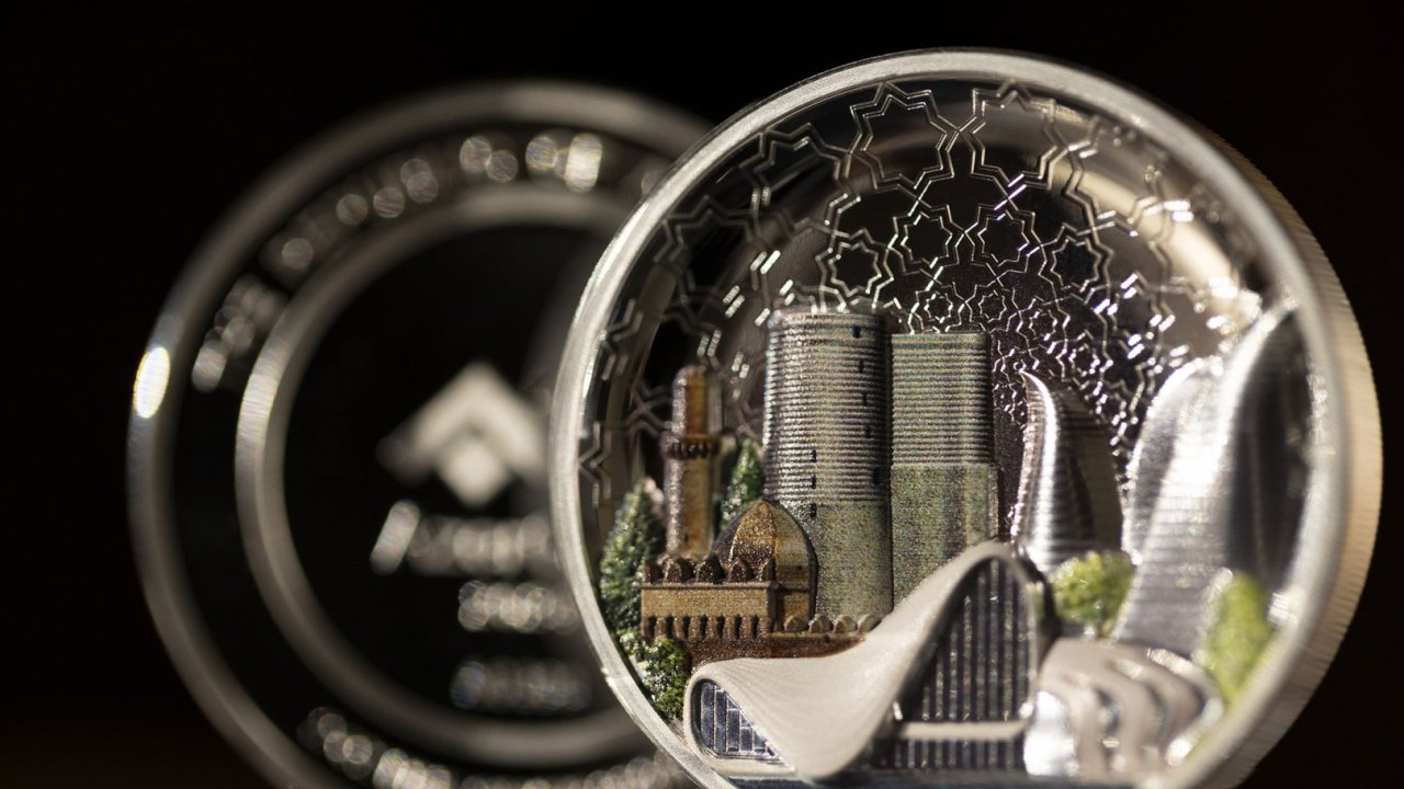 “AzerGold” QSC Bakıya həsr olunmuş unikal gümüş sikkə istehsal edib (FOTO)