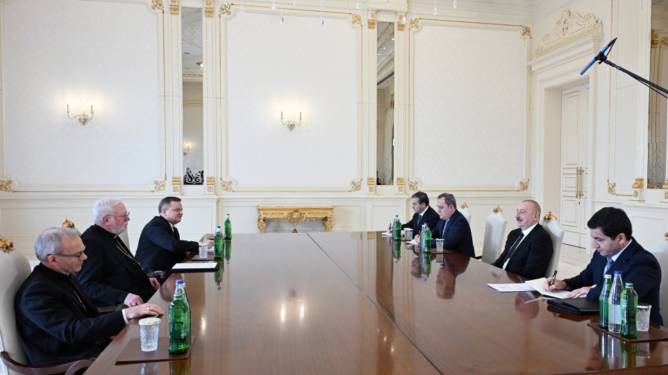 Prezident İlham Əliyev Müqəddəs Taxt-Tacın Dövlətlər və Beynəlxalq Təşkilatlarla əlaqələr üzrə katibini qəbul edib (FOTO)
