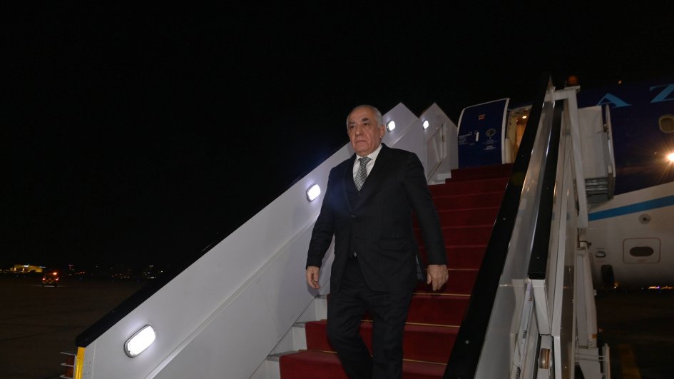 Baş nazir Əli Əsədov Misirə işgüzar səfərə gedib