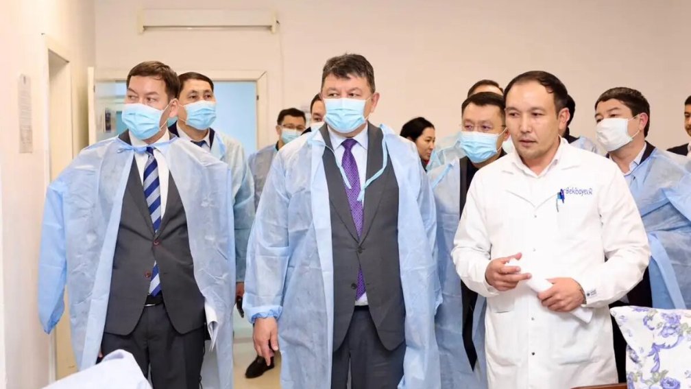 Qazaxıstan Baş nazirinin müavini təyyarə qəzasında yaralananları ziyarət edib