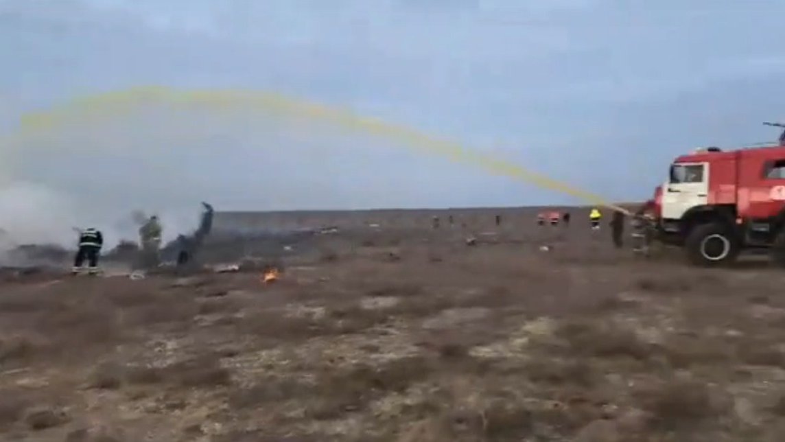Qazaxıstan FHN əməkdaşları Aktauda Azərbaycan təyyarəsinin qəzaya uğradığı əraziyə gəlib (VİDEO) (ƏLAVƏ OLUNUB)