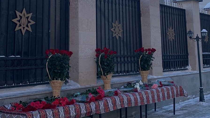 Qazaxstanlılar Azərbaycanın Astanadakı səfirliyinin önünə gül dəstələri düzürlər (FOTO)