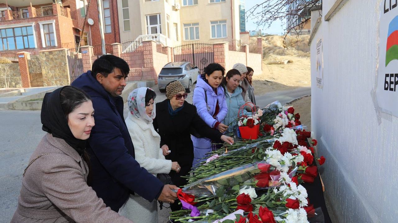 Aktau şəhərində Azərbaycanın konsulluğu qarşısında həlak olanların xatirəsi yad edilib