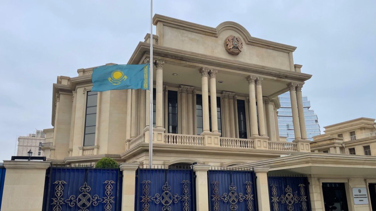 Qazaxıstanın Bakıdakı səfirliyində bayraq yarıya qədər endirildi