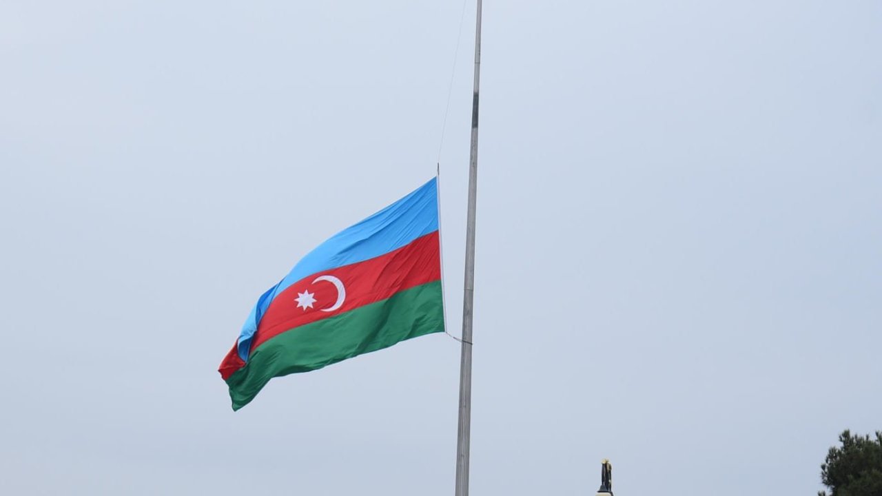 Bakıda yarıyadək endirilmiş bayraqlar (FOTO)