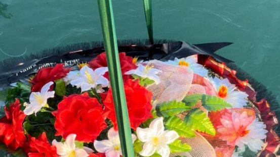 Ağır aviaqəza qurbanlarının xatirəsinə Xəzər dənizinə əklil atılıb