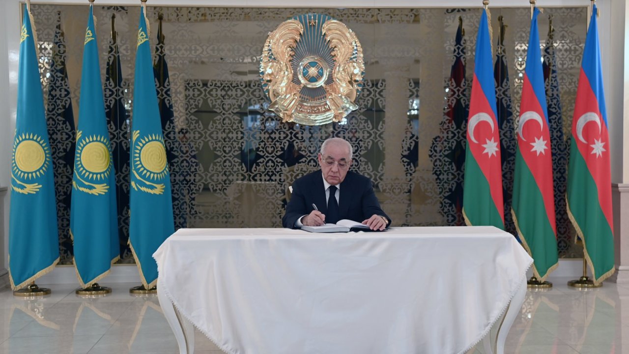 Baş nazir Əli Əsədov Qazaxıstanın Azərbaycandakı səfirliyində olub