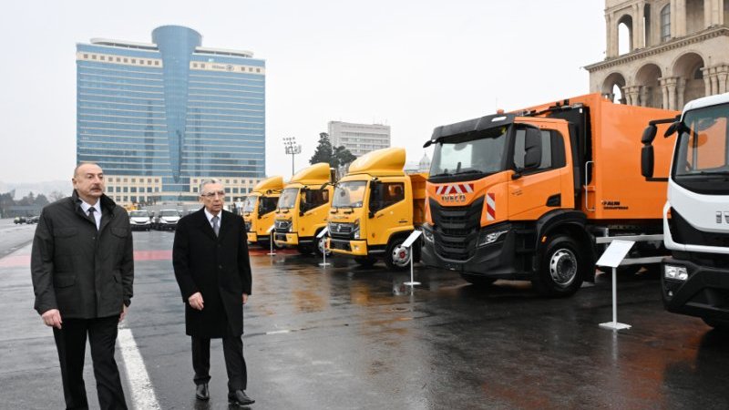 Prezident İlham Əliyev Bakıda kommunal xidmət göstərəcək müxtəlif xüsusi təyinatlı nəqliyyat vasitələri ilə tanış olub YENİLƏNƏCƏK