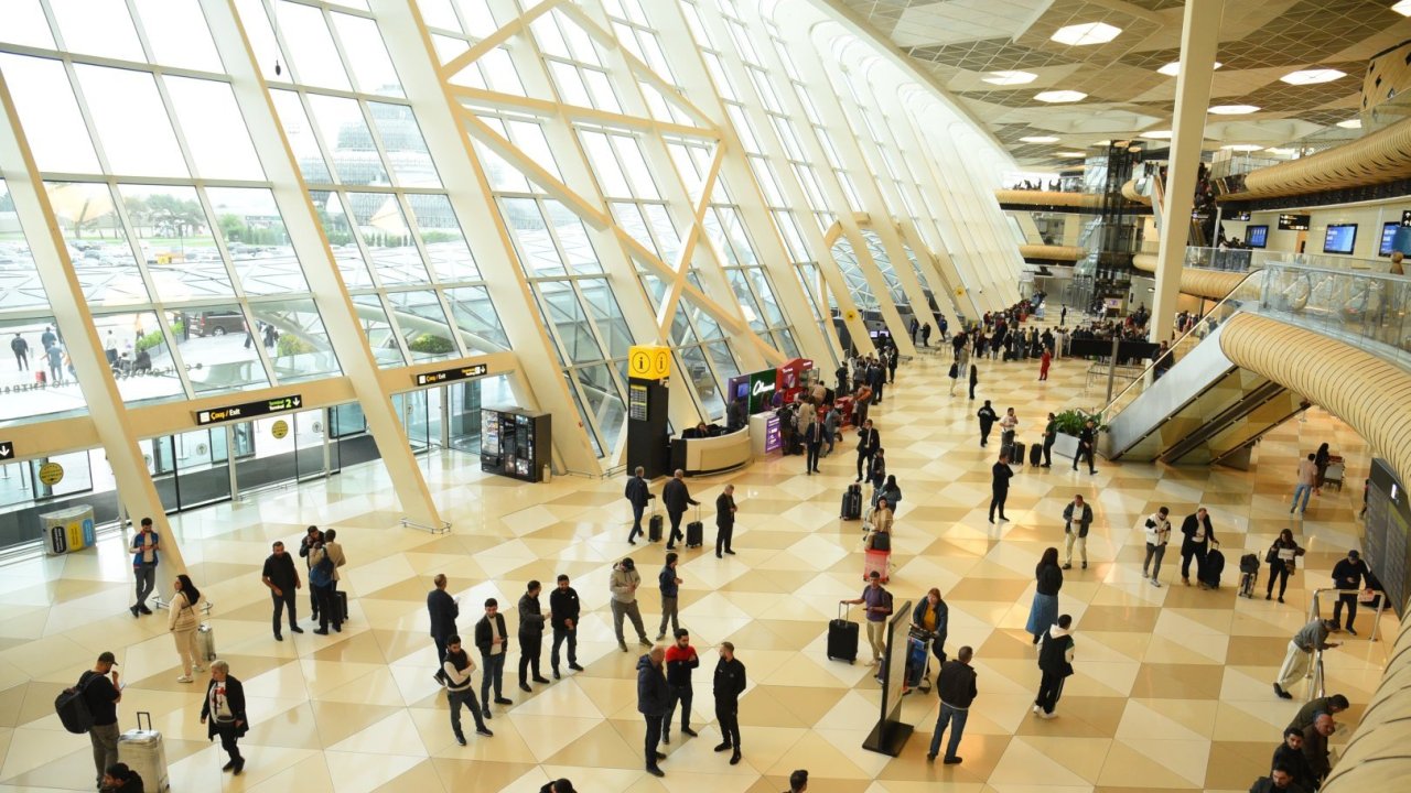 Dubay-Moskva təyyarəsi niyə Bakıya məcburi eniş edib?