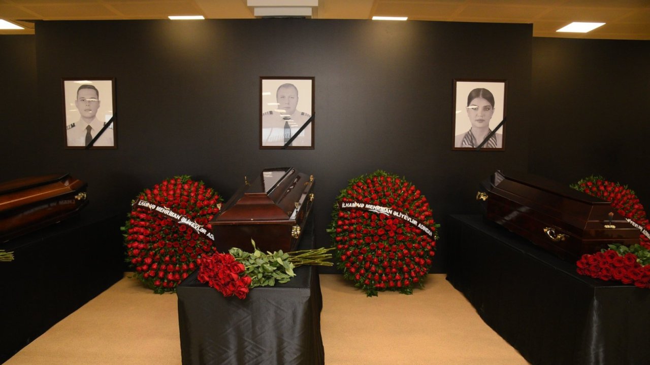 Təyyarə qəzasında həlak olan ekipaj üzvləri ilə vida mərasimi keçirilir (FOTO/VİDEO)