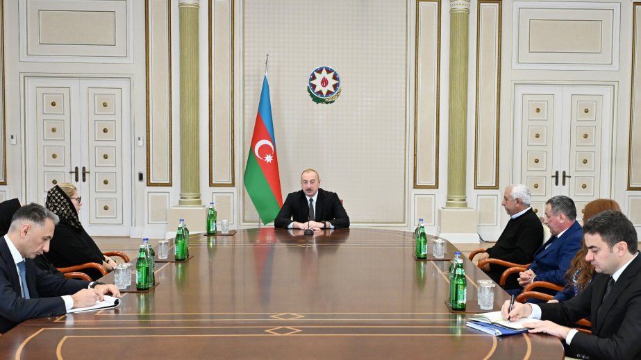 Prezident İlham Əliyev təyyarə qəzasında həlak olan ekipaj heyətinin ailə üzvləri və sağ qalan təyyarə bələdçiləri ilə görüşüb