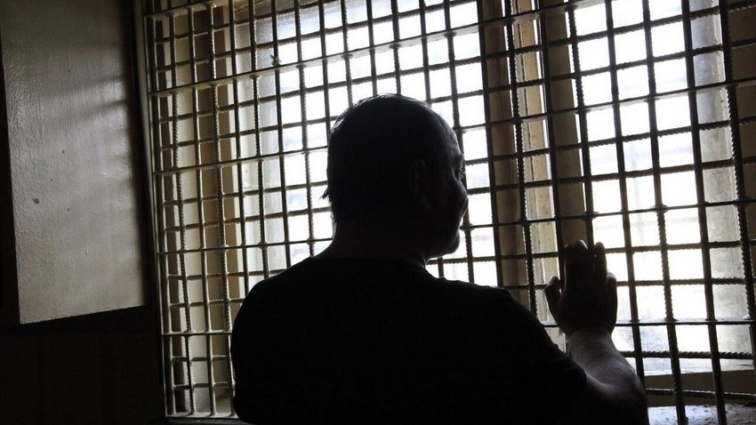 Ermənistanda məhbus dilini kəsib