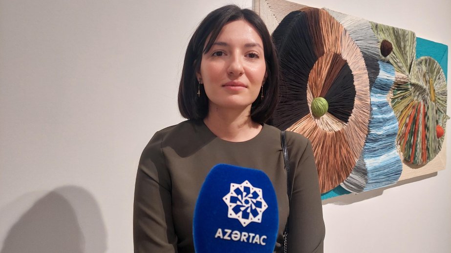 Gənc rəssam: Qobelenə bənzəyən, lakin heykəl tipli bu fərqli texnika tamaşaçıların marağına səbəb oldu