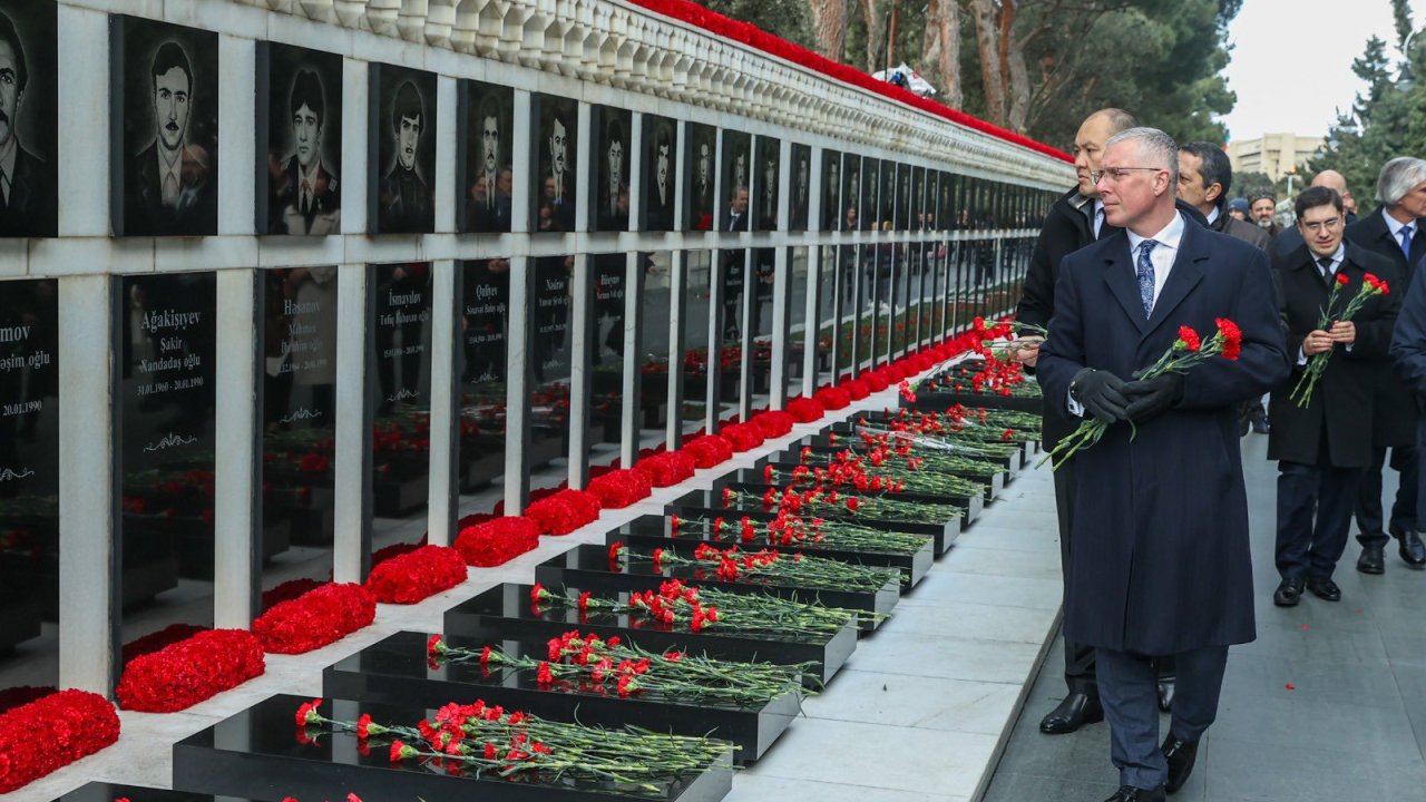 Böyük Britaniyanın Azərbaycandakı səfiri Şəhidlər Xiyabanını ziyarət edib