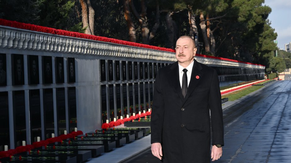 President Ilham Aliyev pays tribute to 20 January martyrs (PHOTO)