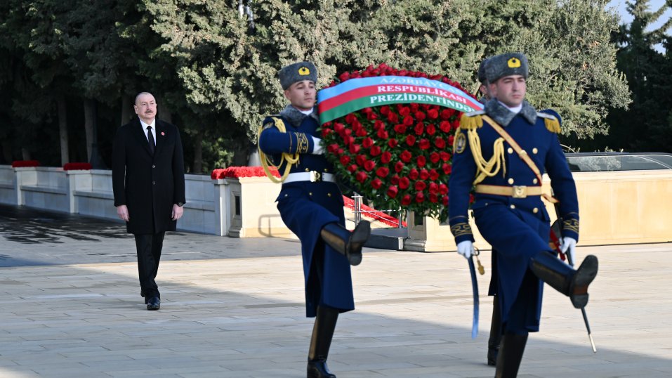 Prezident İlham Əliyev 20 Yanvar şəhidlərinin xatirəsini yad edib (FOTO)