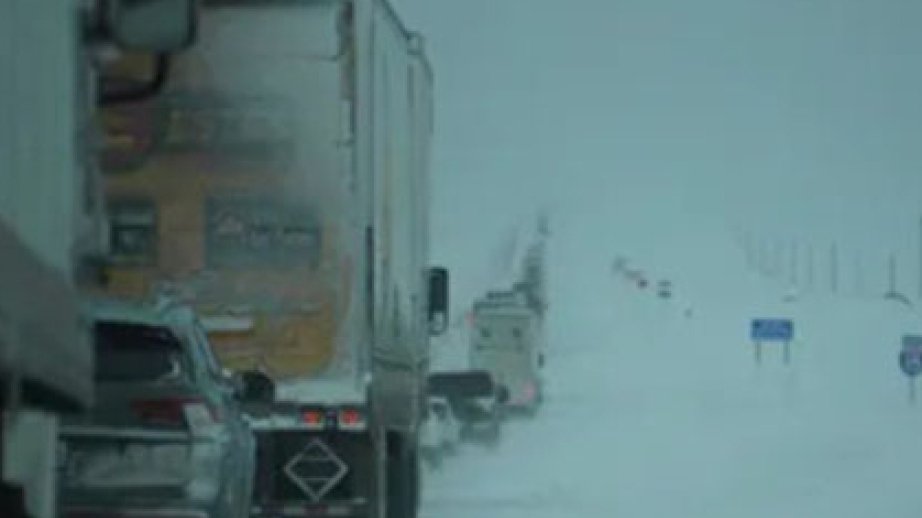 Qazaxıstanda qeyri-sabit hava şəraiti səbəbindən mindən çox avtomobil yollarda qalıb