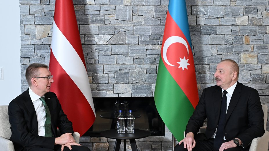 Prezident İlham Əliyev Davosda Latviya Prezidenti ilə görüşüb (FOTO)