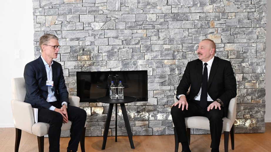 Prezident İlham Əliyev Davosda “Carlsberg Group” şirkətinin Baş icraçı direktoru Yakob Aarup-Andersen ilə görüşüb (FOTO/VİDEO)
